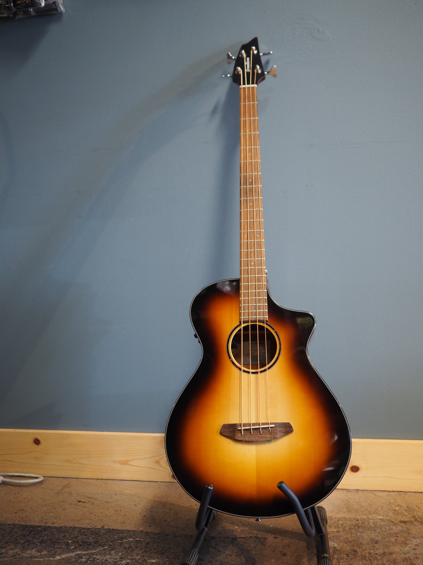 Breedlove Discovery S ED CE Acoustic Bass
