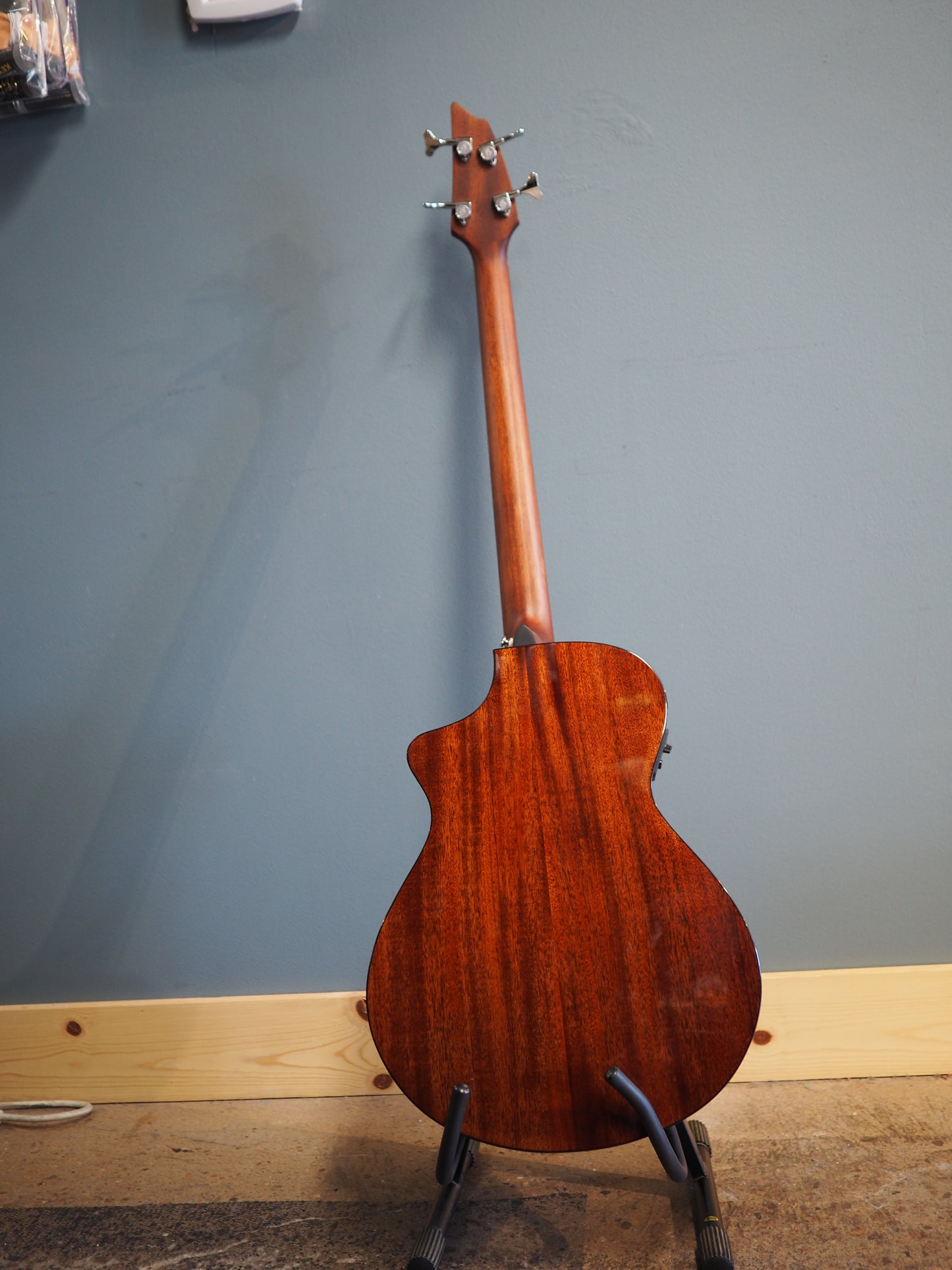 Breedlove Discovery S ED CE Acoustic Bass