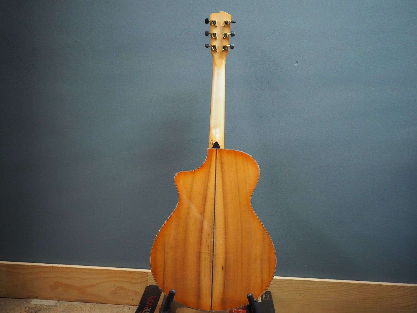 Breedlove Artista Concertina Natural Shadow CE (Spruce - Myrtlewood)