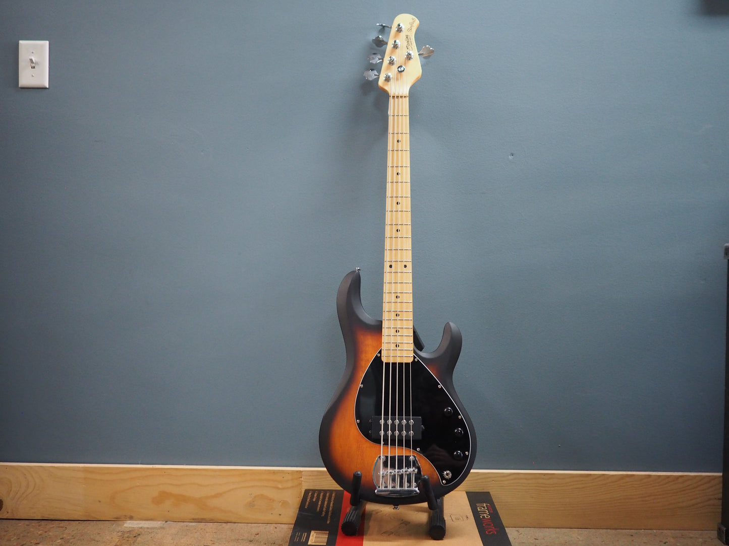 Sterling by Music Man Stingray Ray5H (Vintage Sunburst)