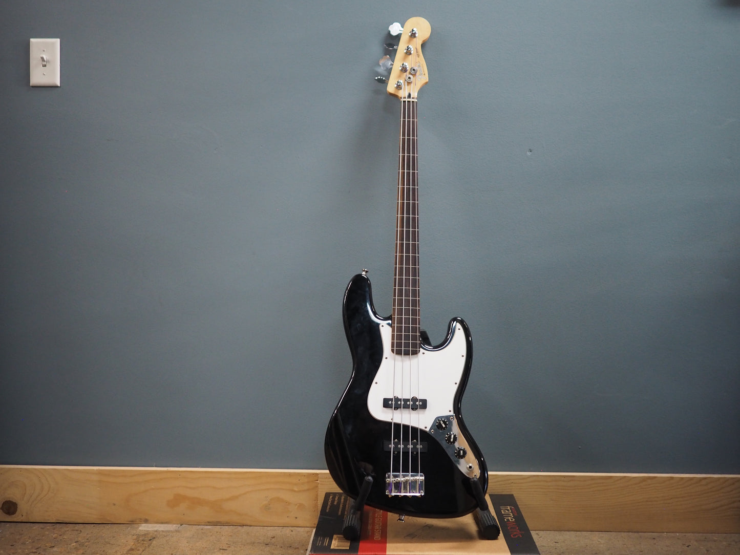 Used Black Gloss Fender Jazz Bass