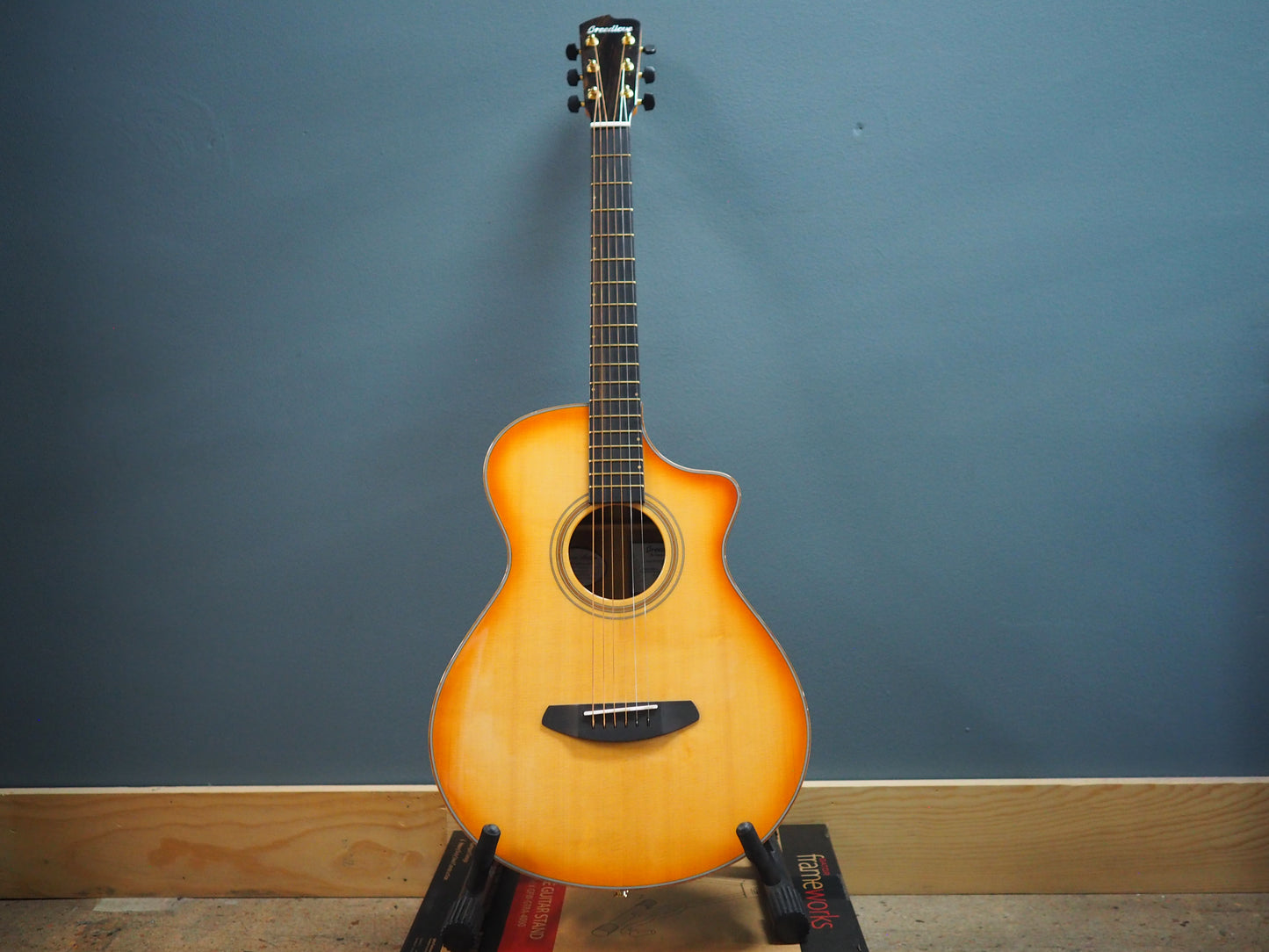 Breedlove Artista Concertina Natural Shadow CE (Spruce - Myrtlewood)