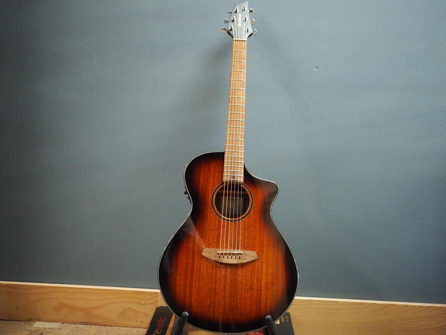 Breedlove Discovery S Concert ED CE
